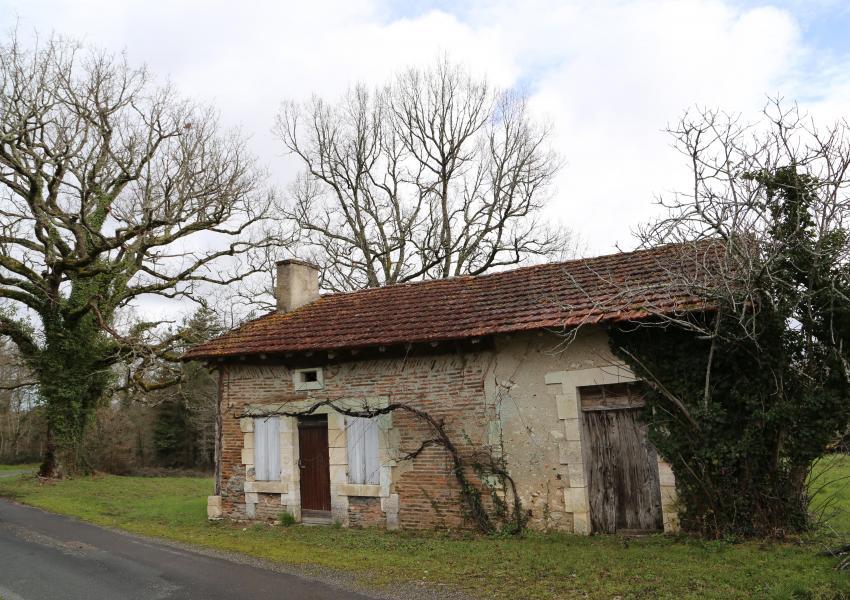 Domaine forestier avec bâtis en Dordogne