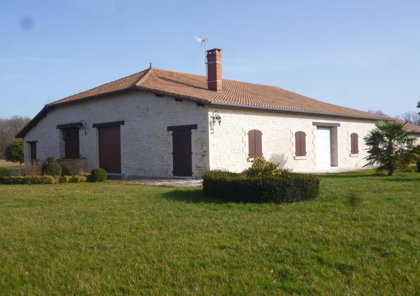 Propriété rurale avec bâtis et étang en Charente