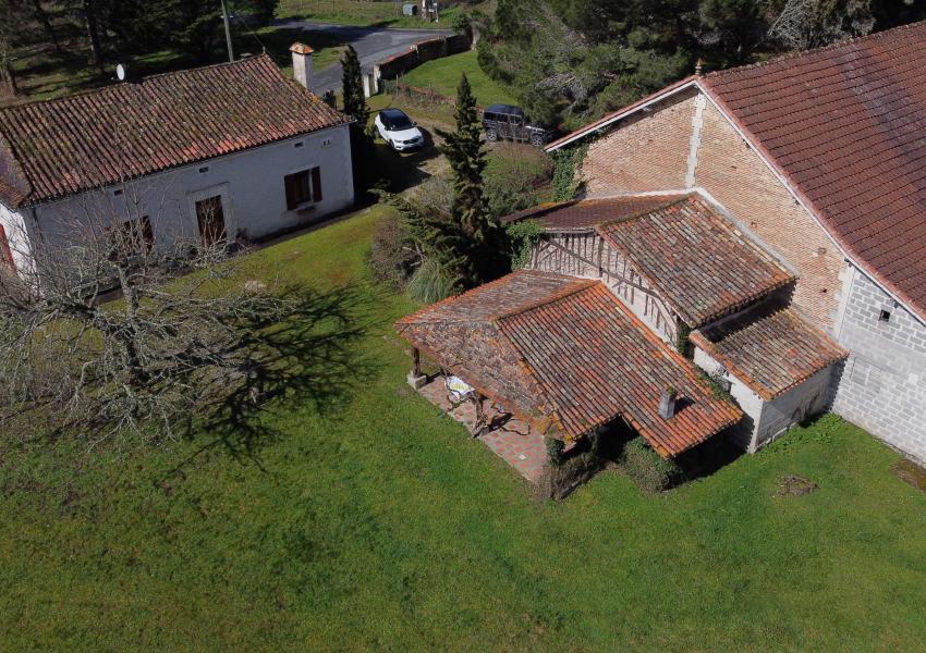 Domaine forestier avec bâtis en Dordogne