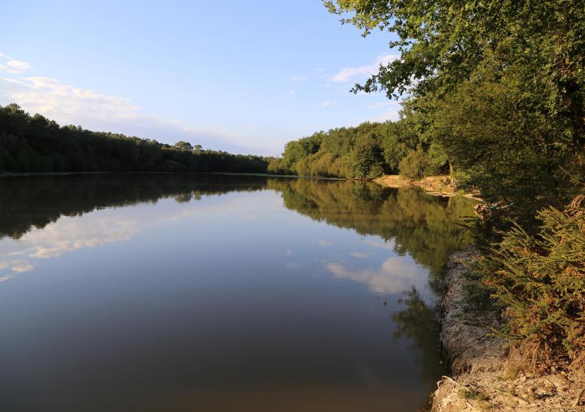 Grand étang et sa cabane d'agrément en Dordogne