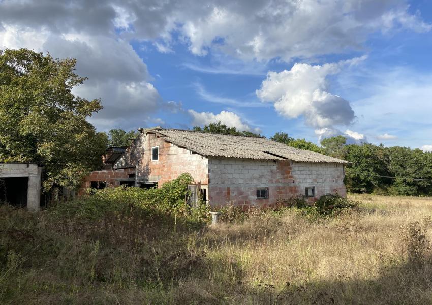 Propriété clôturée avec bâtis en Dordogne