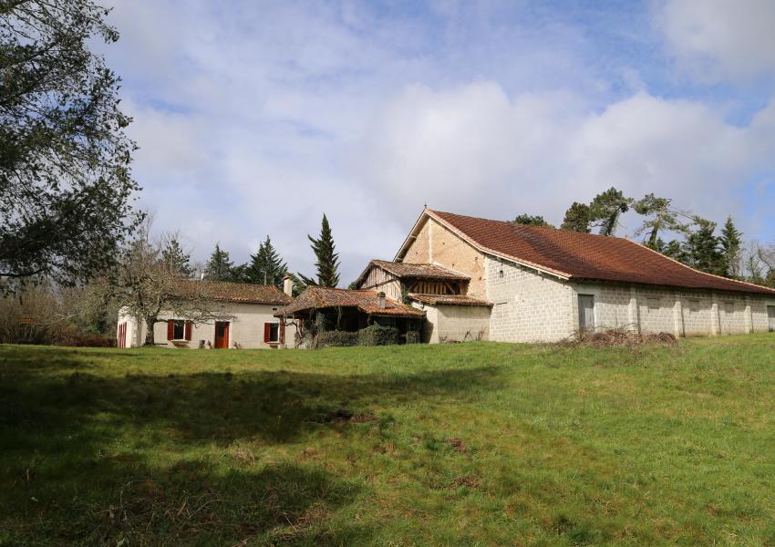 Domaine forestier avec bâtis en Dordogne