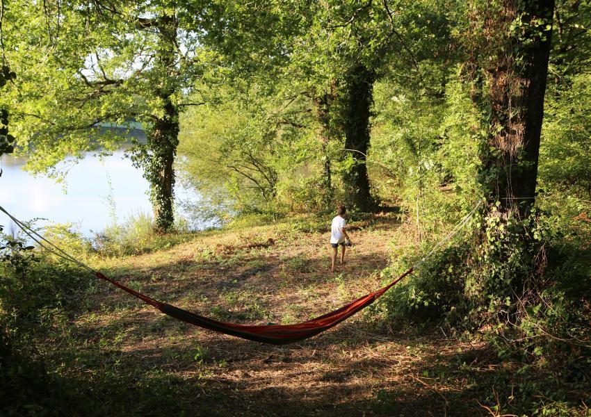 Grand étang et sa cabane d'agrément en Dordogne
