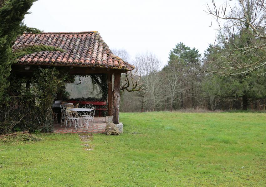 Domaine forestier avec bâtis en Dordogne