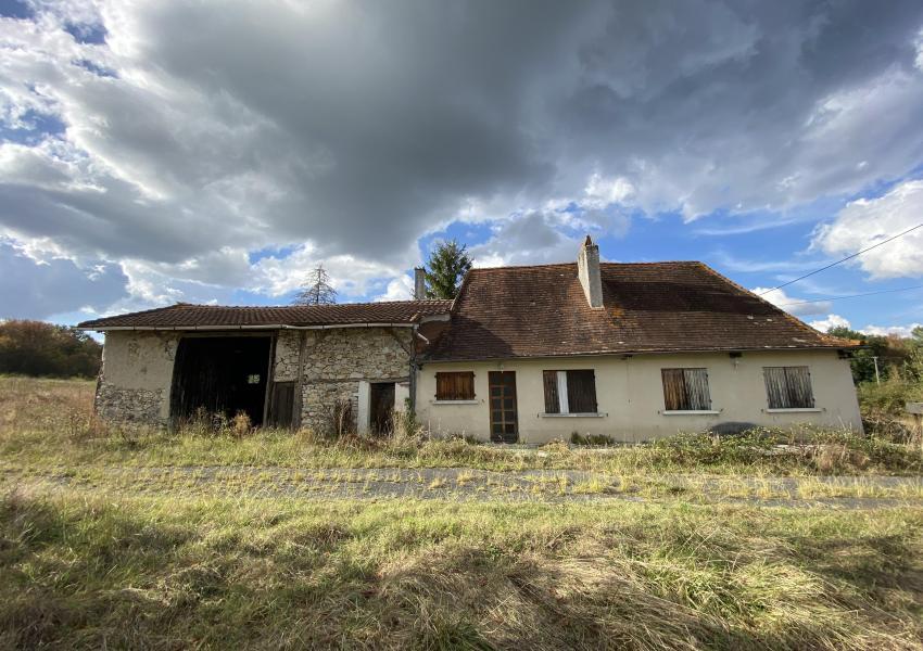 Propriété clôturée avec bâtis en Dordogne