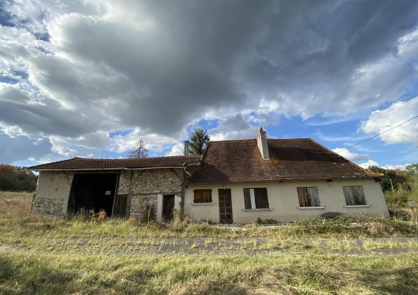 Propriété clôturée avec bâtis en Dordogne