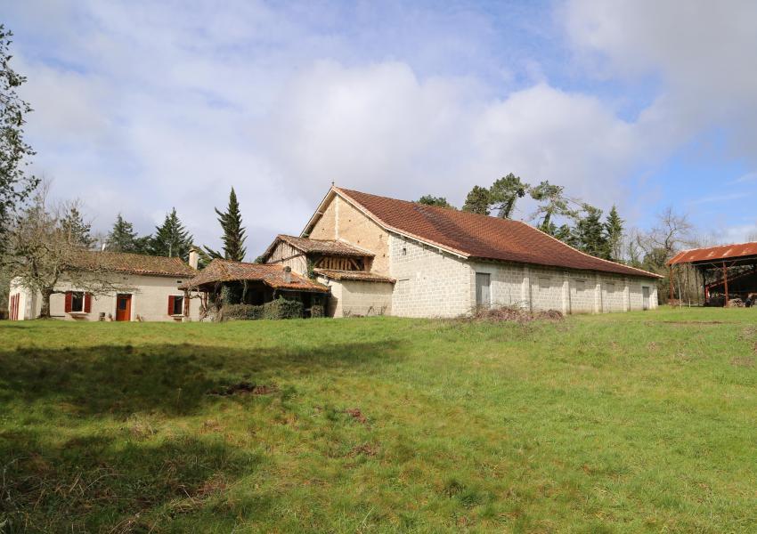 Domaine forestier avec bâtis en Dordogne