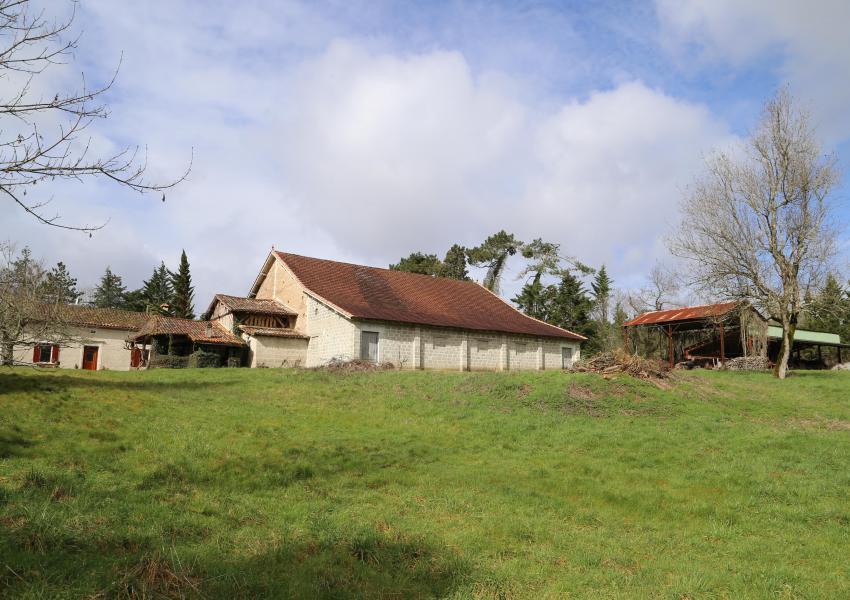 Domaine forestier avec bâtis en Dordogne