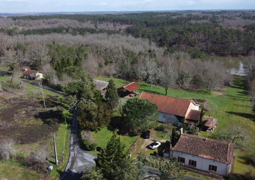 Domaine forestier avec bâtis en Dordogne