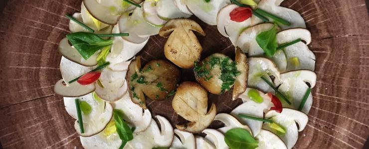 Carpaccio et cèpes rôtis, huile de persil et noisette, condiment balsamique blanc