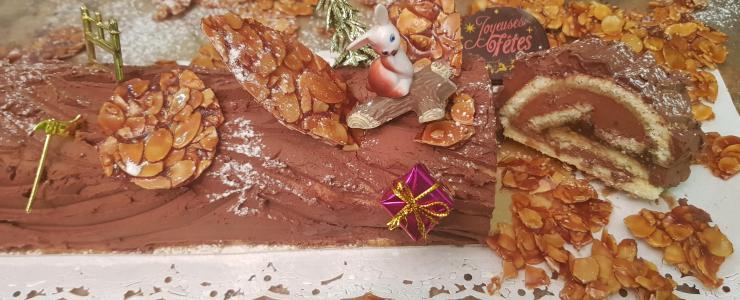 Bûche de Noël à la Ganache légère chocolat noir, Gourmandise de Blondes et craquant Nougatine